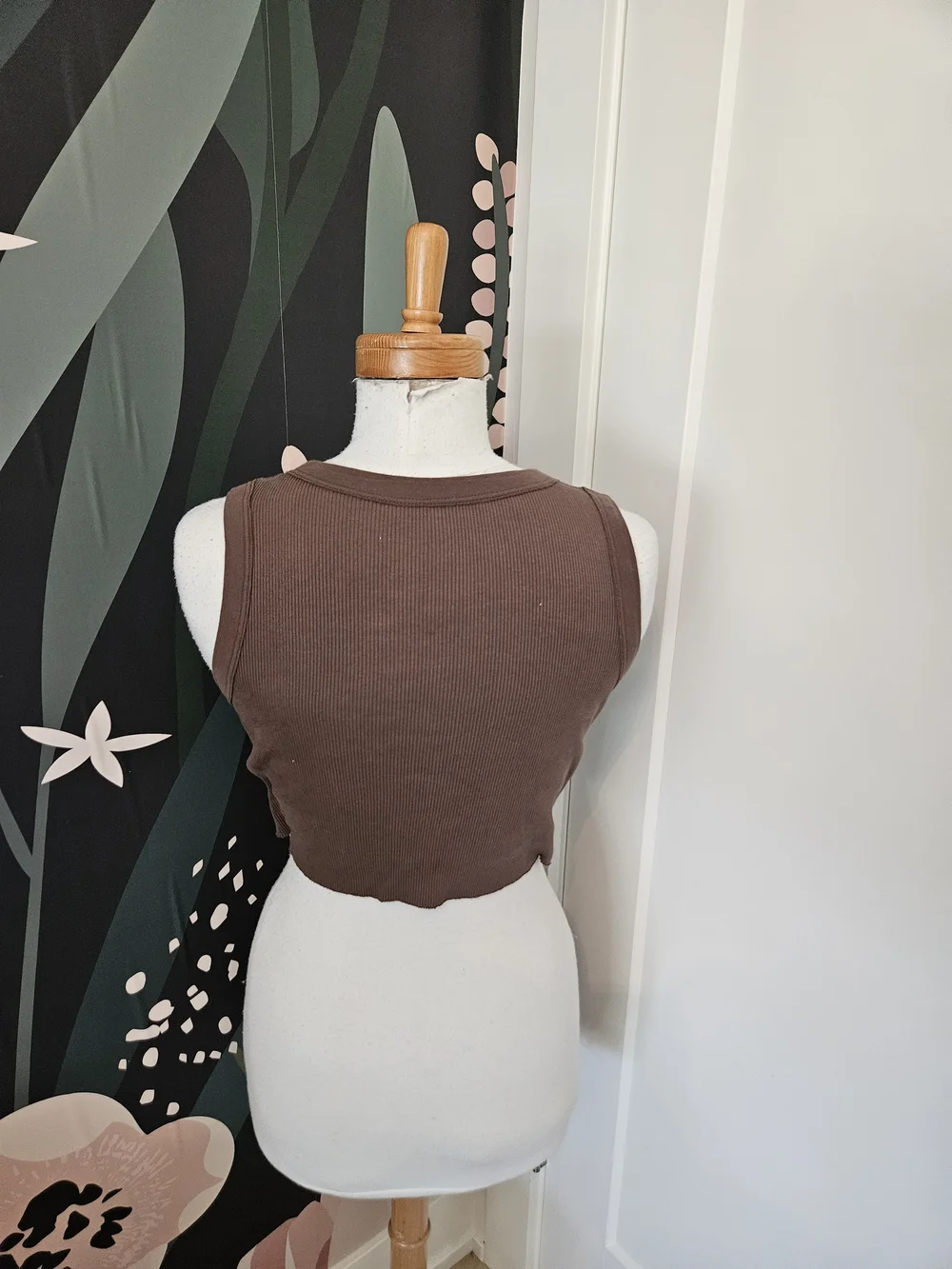 Brandy Mellville Ribbed Brown Cropped Tank Top - Picture 2 of 3